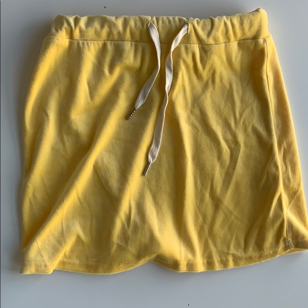 yellow skirt